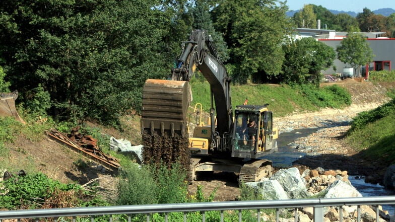 Baustelle in der Gottleuba in Pirna: Ein altes Wehr wird abgebrochen, die Arbeiten sind zeitweise sehr lärmintensiv.