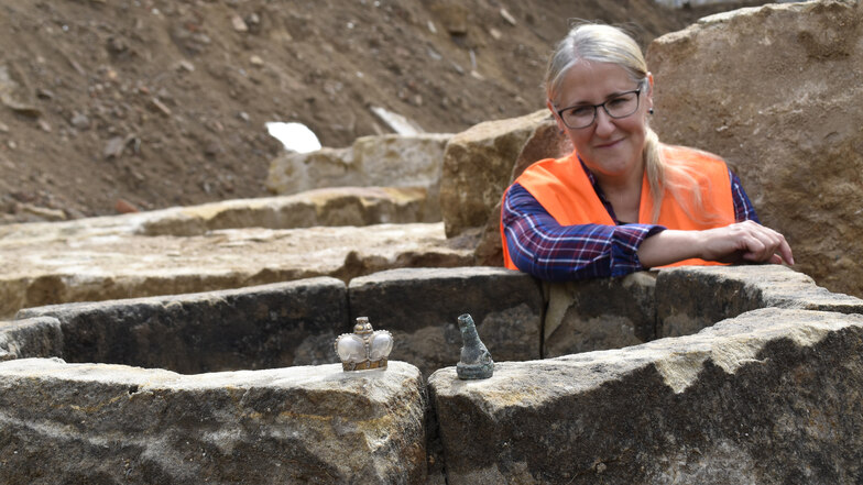 Ausgrabungsleiterin Beata Happel präsentiert die Funde der Ausgrabung, die bis ins 12. Jahrhundert zurückreichen.