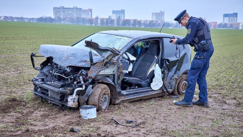 Ende einer Alkoholfahrt: Die Fahrerin dieses VW wurde bei dem Unfall am Sonnabend schwer verletzt.