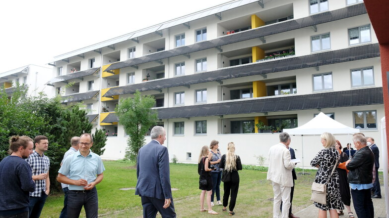 Staatsminister Thomas Schmidt (M.) war unter den Gästen bei der offiziellen Übergabe eines weiteren energieautarken Wohnhauses am Albert-Mücke-Ring.