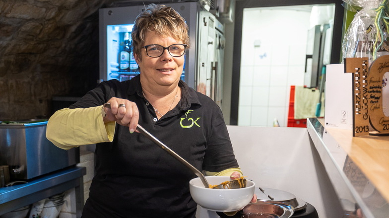 Yvonne Kosch ist das Gesicht von Koschis Suppenladen in Pirna. Vor zehn Jahren eröffnete die Unternehmerin aus Dresden das Geschäft.