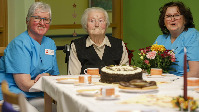 Wella Zimmermann (Mitte) feiert heute ihren 100. Geburtstag. Die Heimmitarbeiterinnen Christina Lichtblau (links) und Rita Scholze überraschten die Jubilarin mit Kaffee und Kuchen.