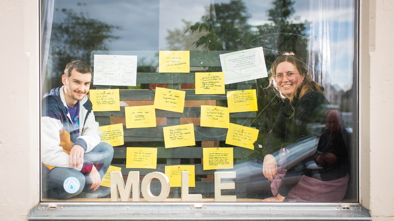 Antje Skupin und Lukas Jänichen von der mobilen Jugendarbeit "Mole" in Leuben öffnen im übertragenen Sinn ein Fenster zur Welt junger Leute in Dresden.