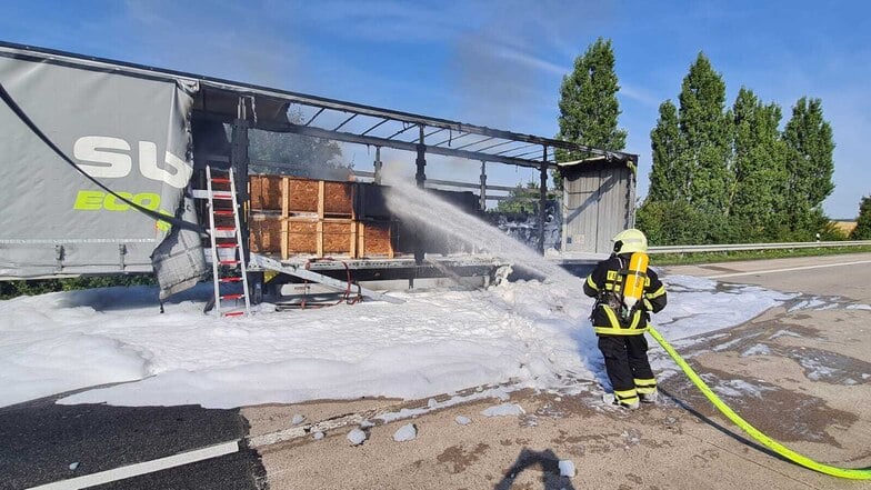 Die Feuerwehrkameraden aus Limmritz, Ostrau und Döbeln löschten am Mittwochmorgen einen brennenden Lkw-Auflieger.