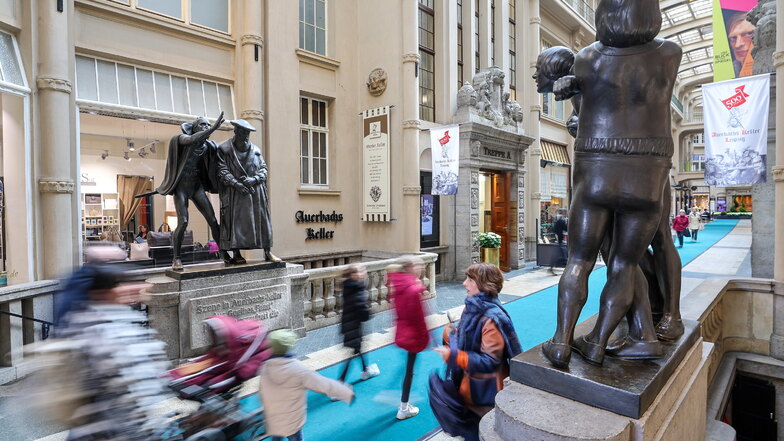Touristen passieren den Eingang zu Auerbachs Keller mit den Figuren aus Goethes Faust: Die Mädler-Passage in Leipzig ist Deutschlands beliebteste Shopping-Passage.