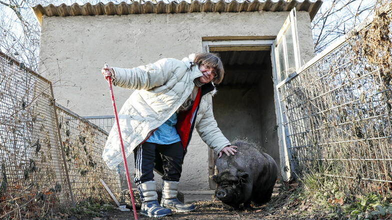 Petra Buess-Thiele mit ihrem Hängebauchschwein "Elvis".