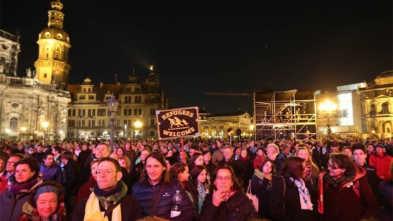 Viele ihrer Zuhörer trugen bunte Schals mit der Aufschrift „Offen und bunt - Dresden für alle“.