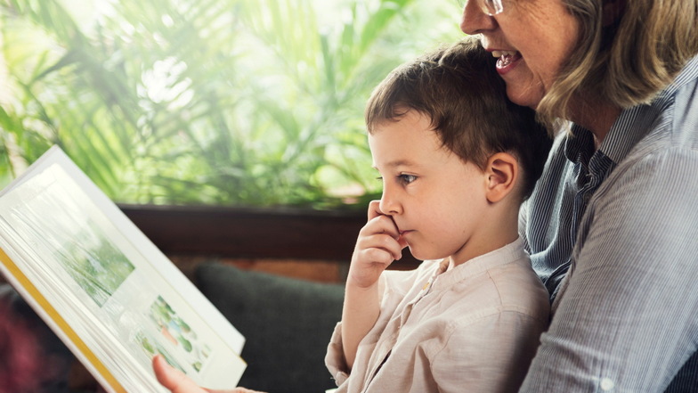 Vorlesen, Trösten, Liebhaben – Kinder brauchen ihre Großeltern, auch nach einer Trennung der Eltern.