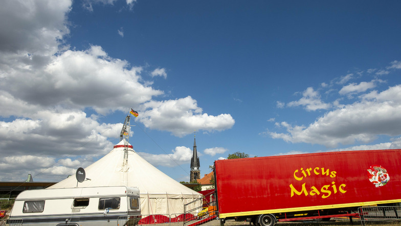 Inzwischen fast schon ein gewohnter Anblick. Der Circus Magic campiert noch immer auf dem Festplatz in Weinböhla. Seit Sonnabend nun aber gegen den erklärten Willen der Gemeinde, die Eigentümerin der Fläche ist.