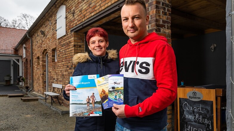 An der Quadanmeldung versorgen Anja und Andreas Ittmann ihre Kunden gern mit Prospekten zur Region.