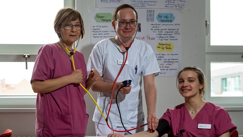 Die leichte Lektion zuerst: Ausbilderin Ingrid Benabdellah übt mit den Azubis Johannes Richter und Elisabeth Schleinitz das Messen des Blutdrucks.