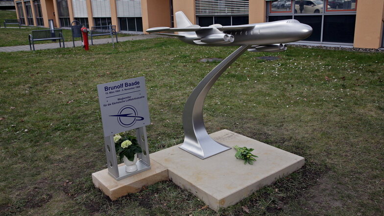 Besonderes Teil: Die Ehrentafel für Brunolf Baade stammt von der Außenhaut eines Flugzeuges vom Typ Airbus.
