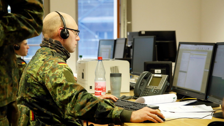 Soldaten der Bundeswehr unterstützen den Landkreis aktuell bei der Nachverfolgung von Corona-Kontaktketten wie auch bei der Patientenbetreuung in den Krankenhäusern.