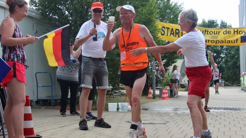 Den ersten Tusch im 24h-Europalauf erhielt Bernd Schwiebs für die Vollendung der 1 111 Kilometer bei seinen Wettkämpfen am Lausitzbad.