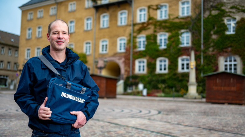 Seit Wochenbeginn ist Volker Fritzsche offiziell als Gemeindevollzugsbediensteter in Roßwein unterwegs.