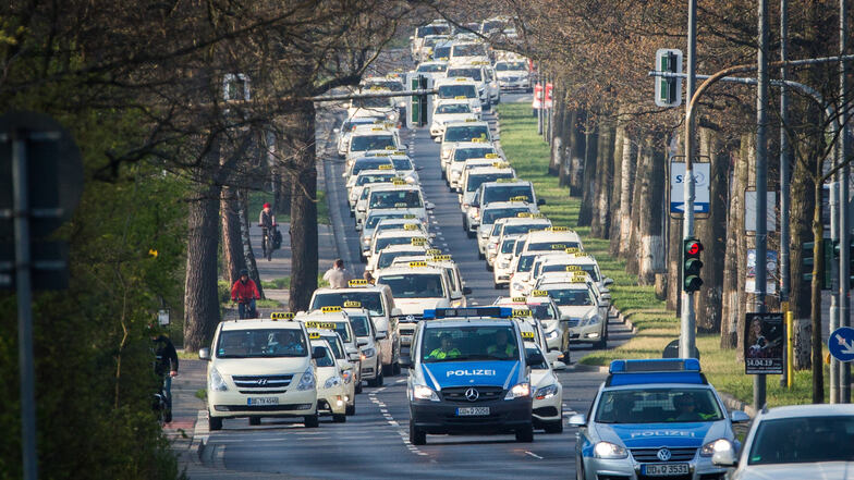 Taxifahrer auf ihrem Weg durch Dresden.