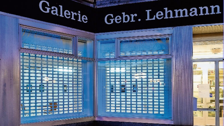 Präsenz zeigen die Dresdner Gebrüder Lehmann auch, wenn ihre Galerie geschlossen ist: Das Licht in der aktuellen Ausstellung von Tilman Hornig bleibt an.