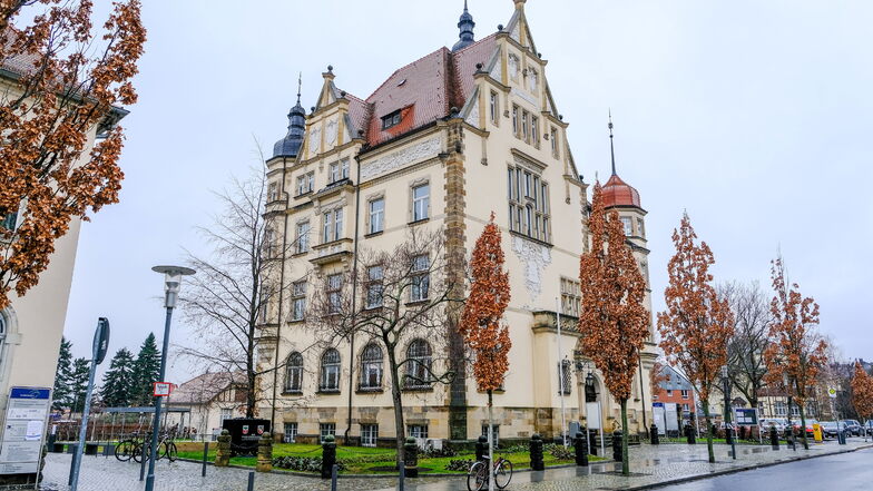 Das Historische Rathaus an der Pestalozzistraße ist der Amtssitz des Radebeuler Oberbürgermeisters. Im ersten Obergeschoss hat er sein Büro.
