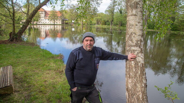 Sven Lindner wohnt am Mühlteich in Mücka und befürchtet, dass mit dem Rückbau des Wehres das Wasser aus dem Schwarzen Schöps ausbleibt.