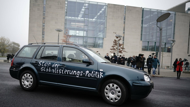 Das Auto war bis zum Tor des Bundeskanzleramtes in Berlin vorgedrungen.