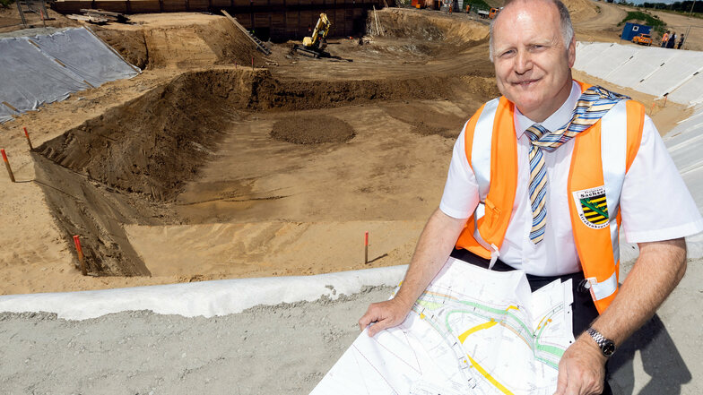 Straßenbauchef Holger Wohsmann an der Baugrube bei Eschdorf: Vier weitere Baulose sind ausschreibungsreif.