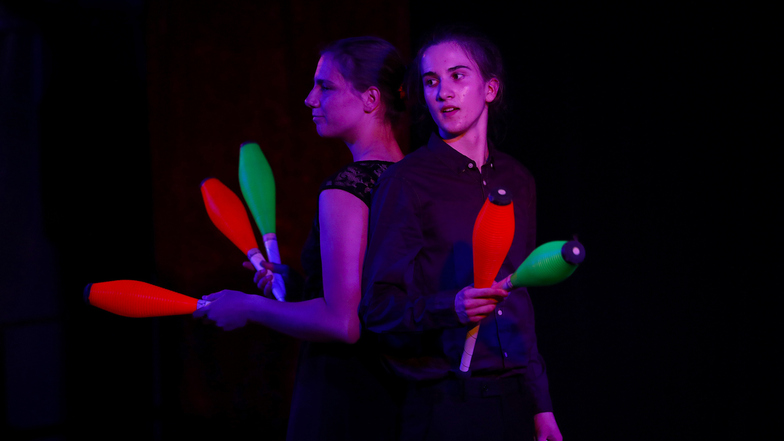 Erstaunliche Jonglier-Kunststücke erlebten die weit über 200 Zuschauer bei der Einweihung des Zirkuszeltes.