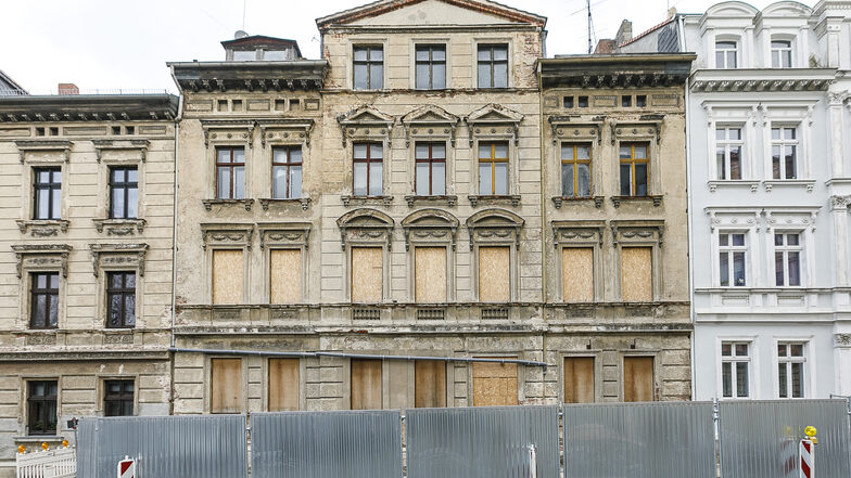 Das Haus Bahnhofstraße 54 war einsturzgefährdet. Jetzt sichert es die Stadt.