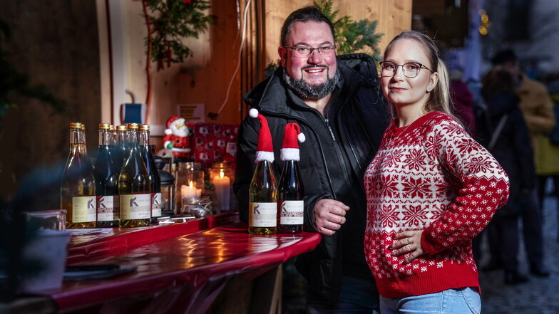 Für den Liegauer Winzer Andreas Kretschko und seine Mitarbeiterin Laura Voigt ist der Radeberger Weihnachtsmarkt ein Muss-Termin.