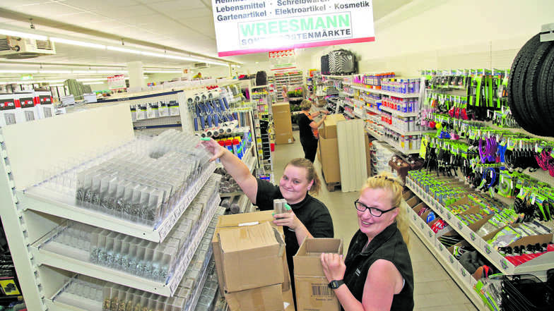 Marie Seidowski und Bettina Schmidt hatten in den vergangenen Tagen alle Hände voll zu tun, um die Regale im neuen Wreesmannmarkt an der Horkaer Straße in Rothenburg einzuräumen.