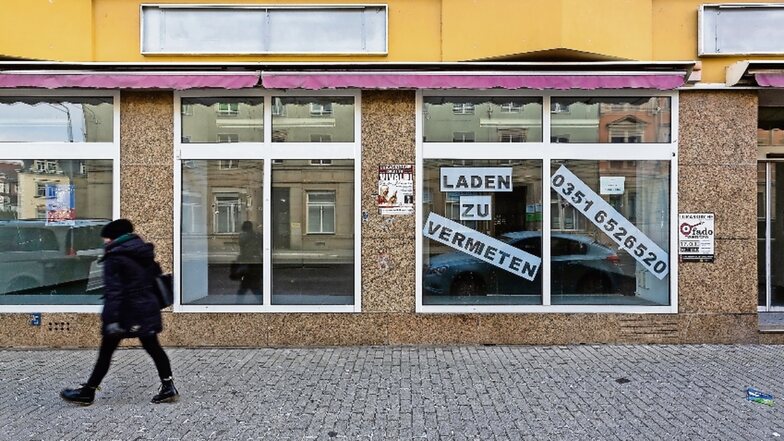 „Laden zu vermieten“. Diese Schilder sieht man an der Dresdner Straße, wie hier in Potschappel, öfter. Trotz niedriger Mieten gibt es kaum Nachfrage. Gemeinsame Konzepte der verschiedenen Hauseigentümer gegen den Leerstand gibt es nicht – jeder kämpft für