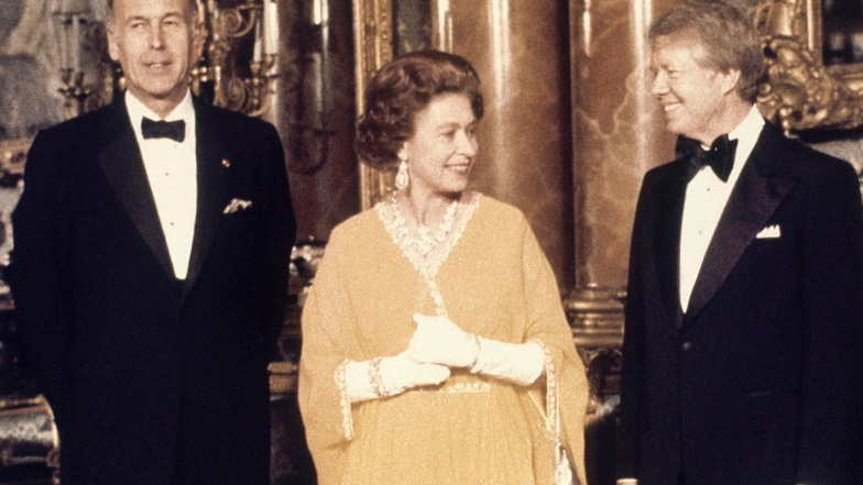 Valery Giscard d'Estaing (l-r), damaliger Staatspräsident von Frankreich, die britische Königin Elisabeth II. und Jimmy Carter, damaliger Präsident der USA stehen 1977 im Buckingham-Palast nebeneinander.