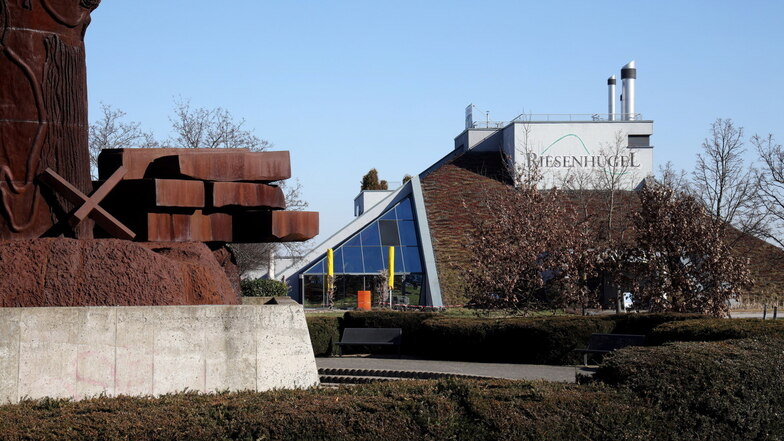 Der Riesenhügel direkt neben der Statue "Elbquelle" in Riesa.