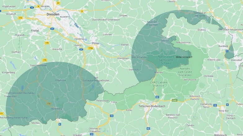 Links: Mittelpunkt Altenberg – die 15-Kilometer-Regelung erzeugt in etwa einen Halbkreis. In Hinterhermsdorf (rechts) ist es nur noch eine Art Kuchenstück.