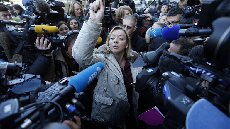 Grenoble im Januar 2014: Sabine Kehm, Managerin von Michael Schumacher, beantwortet vor der Universitätsklinik die Fragen der Journalisten.