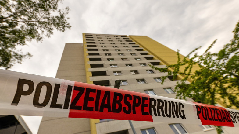Ein Absperrband zieht sich um das Studentenwohnheim an der Hildebrandstraße in Dresden-Strehlen: Bis einschließlich Dienstag müssen 150 bis 200 Studenten, die hier leben, in Quarantäne bleiben.