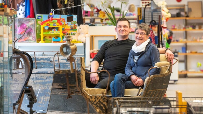"Für jedes Ding gibt's den passenden Käufer." Elke Schnabel, hier mit ihrem Sohn Mario, führt in Pirna den größten An- und Verkauf der Gegend.