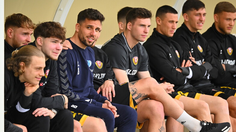 Im Trainingslager in Belek setzt sich Ahmet Arslan vor dem Testspiel zwischen Dynamo und Magdeburg auf die Dresdner Ersatzbank. Es wird intensiv über eine Rückkehr des 29-Jährigen zu den Schwarz-Gelben spekuliert.