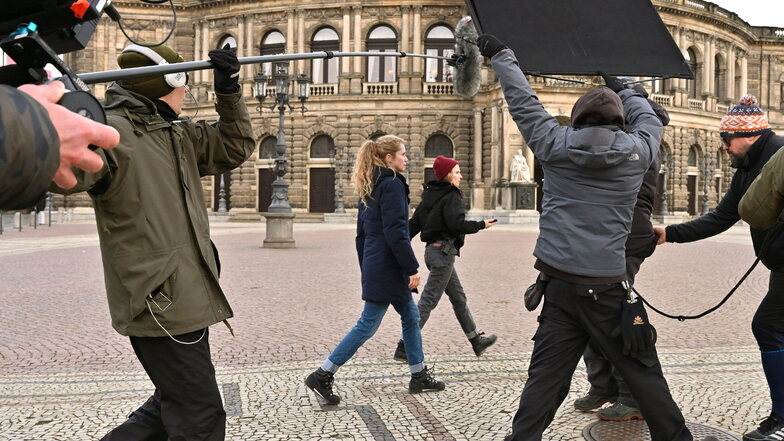 Die beiden Filmkommissarinnen Karin Gorniak (Karin Hanczewski) und Leonie Winkler (Cornelia Gröschel) suchen auf dem Theaterplatz nach einem Hinweis zum Täter.