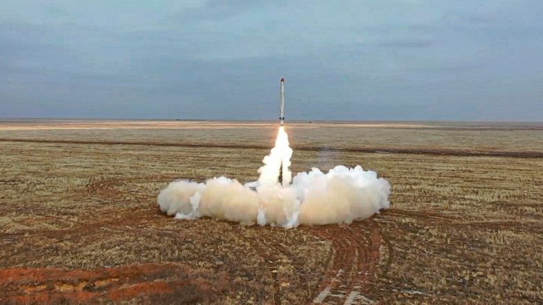 Dieses vom russischen Verteidigungsministerium früher zur Verfügung gestellte Videostandbild zeigt eine russische Iskander-K-Rakete während einer Militärübung.