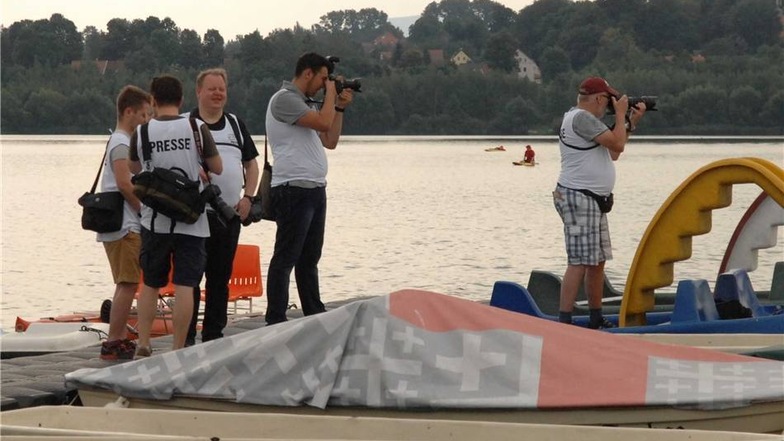 Fotografen sichern sich ihre Positionen, hier auf dem Bootssteg vom Seestern.