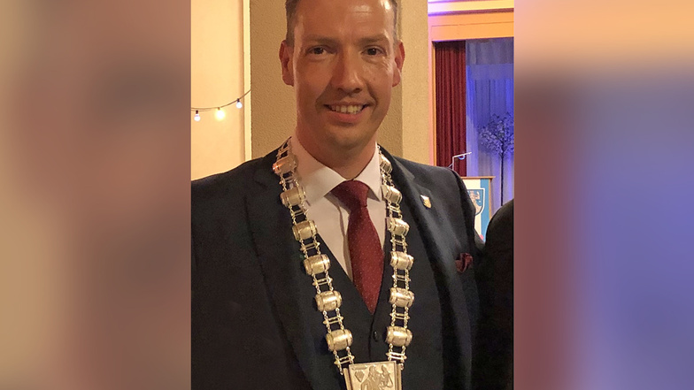 Der Wilthener Bürgermeister Michael Herfort (CDU) bekam beim beim Neujahrsempfang der Stadt eine Amtskette überreicht.