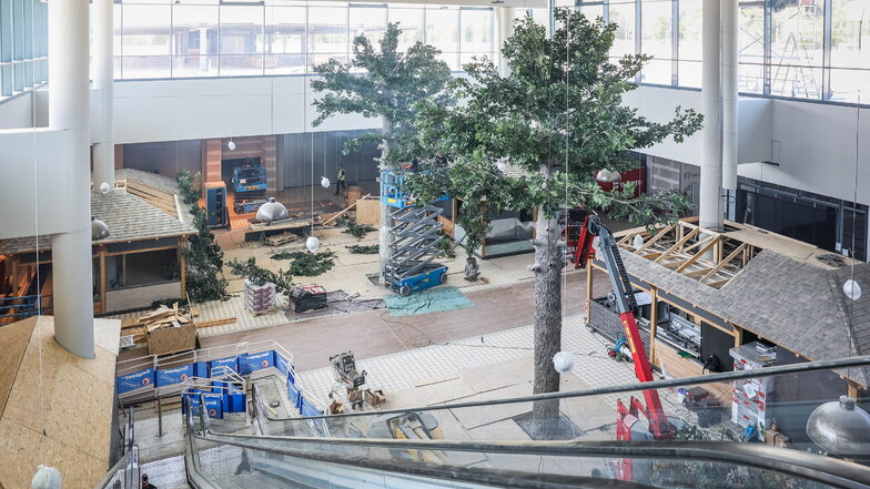 Im großen Atrium des Kaufparks in Dresden-Nickern werden gerade die Bäume montiert. Hier entsteht einer der beiden Marktplätze.