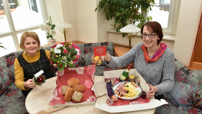 Manuela Heidl vom Blumengeschäft Wiesenblüte und Christine Lehmann vom Dippser Cafe Achat mit ihrem Valentinstagsangebot zum Abholen.