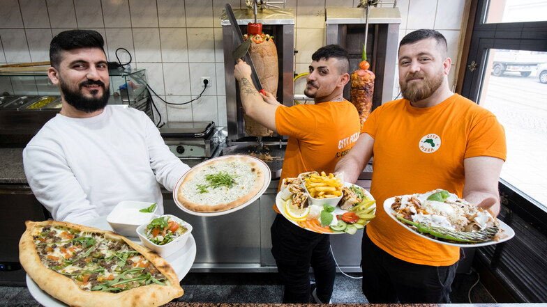 Von links: Inhaber Minas Mohamad und seine beiden Mitarbeiter Idan Mohammed und Jihad Jamil präsentieren die Köstlichkeiten, die es im Döner-Imbiss "City Pizza Görlitz" gibt.