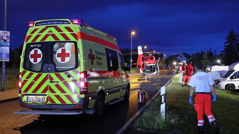 Kurz vor 21 Uhr hatte sich in einer Restaurantküche in Pesterwitz ein schwerer Arbeitsunfall ereignet. Daraufhin rückten der Rettungsdienst und ein Rettungshubschrauber zum Einsatzort aus.