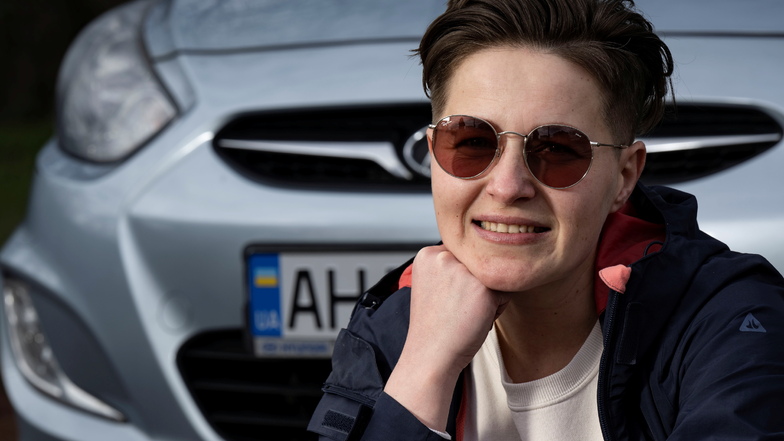 Die 36-jährige Viktoriia floh mit ihrem Auto vom ukrainischen Mariupol über Polen nach Deutschland. Am 23. März 2022 kam sie an. Bald muss sie ihr Auto in Deutschland anmelden. Doch das ist schwer.