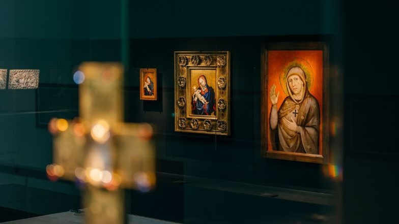 In fünf Ausstellungsstationen werden Themen wie Religion, Erinnerung und Gedächtnis aufgegriffen.