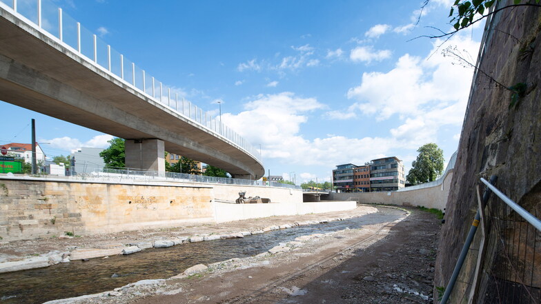 Flutsicher ausgebaut ist Dresdens gefährlichster Fluss, die Weißeritz. Zuletzt wurde bis Mai 2020 der gefährliche Weißeritzknick zwischen den Brücken Kesselsdorfer und Löbtauer Straße ausgebaut.