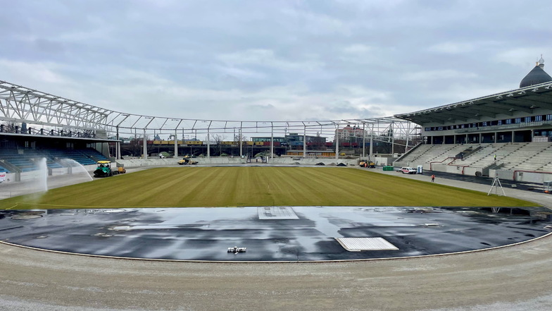 Das Flutlicht ist montiert. In den nächsten Wochen soll nun der markante rote Tartanbelag verlegt werden im neuen Heinz-Steyer-Stadion.