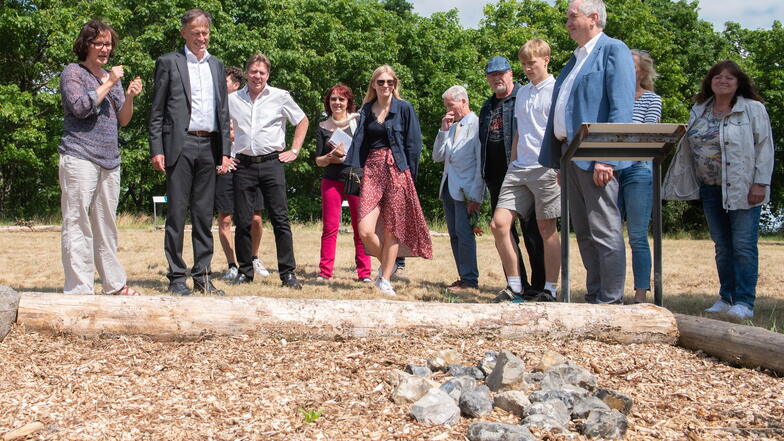 Sachsens Staatsminister für Regionalentwicklung Thomas Schmidt (2.v.r.) kam zur offiziellen Eröffnung des Archäologieparkes Gävernitz.